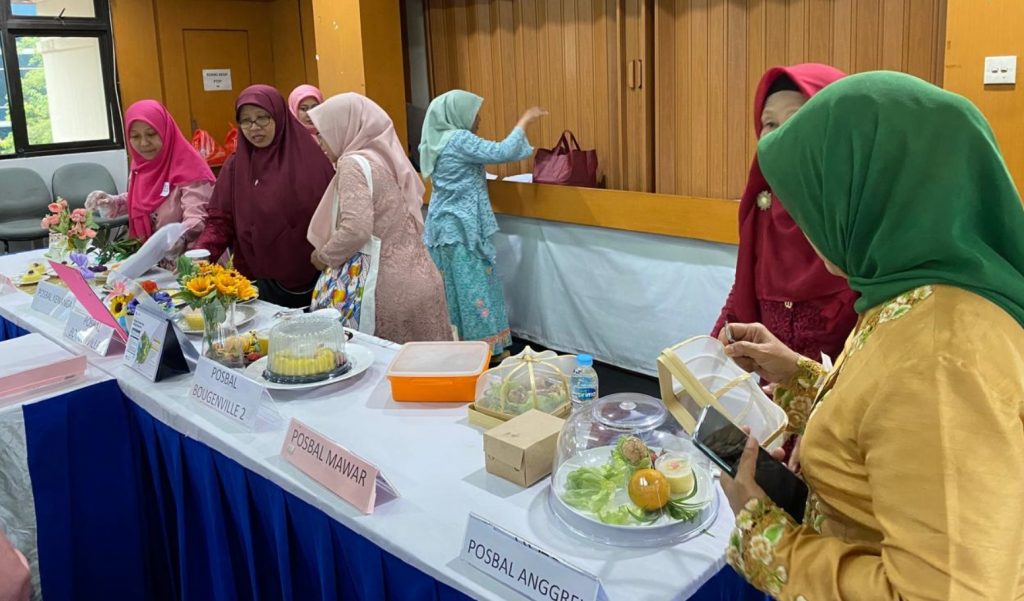 Dosen Universitas Asa Indonesia menjadi juri pada kegiatan lomba posyandu