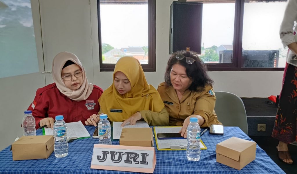 Dosen Universitas Asa Indonesia menjadi juri pada kegiatan lomba posyandu